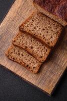delizioso fresco croccante Marrone pane con semi e cereali foto