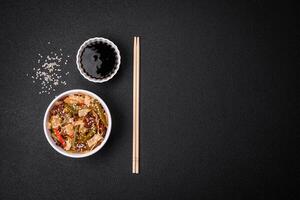 delizioso asiatico piatto udon con caldo peperoni, verde fagioli, spezie e erbe aromatiche foto