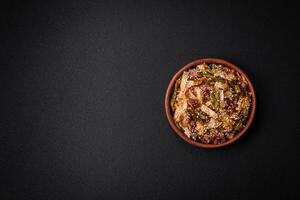 delizioso asiatico piatto udon con caldo peperoni, verde fagioli, spezie e erbe aromatiche foto