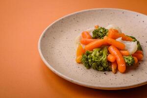 delizioso fresco verdure broccoli, cavolfiore, carote al vapore con sale e spezie foto