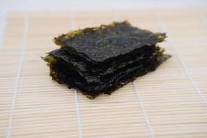 secco alga marina su un' bambù. giapponese cibo foto