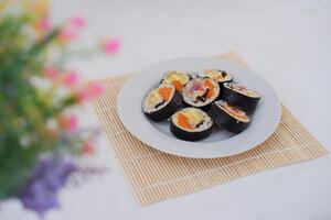 Sushi rotoli su un' piatto su un' bianca sfondo. giapponese cibo foto