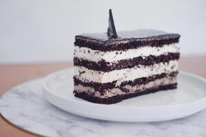 delizioso cioccolato torta su un' bianca piatto foto