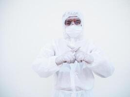 asiatico medico o scienziato nel ppe suite uniforme mostrando X cartello con il suo braccia per fermare fare qualcosa mentre guardare avanti. foto