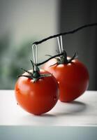 ai generato il pomodoro è sospeso su Due pioli. un' coppia di pomodori seduta su superiore di un' tavolo foto