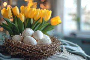 ai generato Pasqua festivo primavera tavolo ambientazione decorazione, uova nel nido, fresco giallo tulipani nel vaso, marshmallows, piume, famiglia cena o prima colazione concetto foto