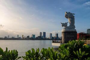 Drago carpa statua e il orizzonte di danang nel Vietnam foto