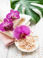 ingredienti termali naturali con fiori di orchidea foto