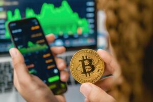 ai generato vicino su mano donna commerciante, investitore hold oro bitcoin, utilizzando mobile Telefono per commercio bitcoin. bitcoin criptovaluta i soldi investimento. bitcoin criptovaluta investimento concetto. foto