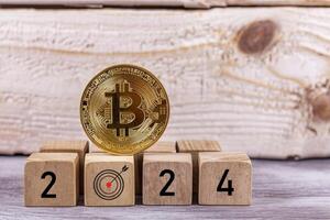 ai generato bitcoin oro moneta e parole 2024 nuovo anno azione mercato su di legno blocchi, criptovaluta bitcoin dimezzare concetto. economico crescita e di base finanziario investimento attività commerciale , criptovaluta. foto