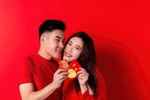 ai generato asiatico Cinese coppia amante Tenere Angpao, rosso pacchetto monetario regalo e oro lingotto benedire sorridente tradizionale rosso casuale abbigliamento, cheongsam qipao vestito rosso sfondo. Cinese nuovo anno foto