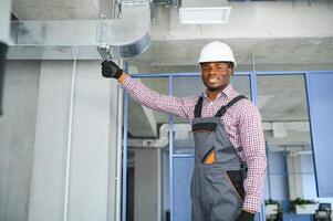 ventilazione sistema installazione e riparazione servizio. HVAC tecnico a opera. bandiera copia spazio foto