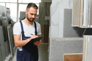 idraulico nel uniforme a vetrina nel idraulico memorizzare foto