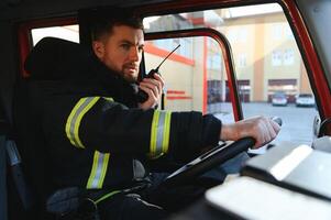 autista di un' fuoco camion nel azione foto