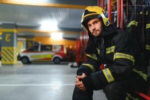 vigile del fuoco seduta su panchina a fuoco stazione foto