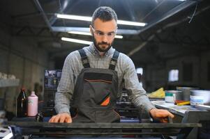 stampa Casa interno con moderno compensare Stampa macchina e operatore nel Lavorando uniforme controllo qualità e controllo processi di Stampa foto