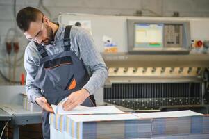 stampa Casa interno con moderno compensare Stampa macchina e operatore nel Lavorando uniforme controllo qualità e controllo processi di Stampa foto