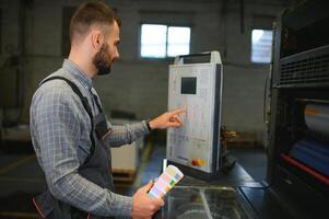 stampa Casa interno con moderno compensare Stampa macchina e operatore nel Lavorando uniforme controllo qualità e controllo processi di Stampa foto