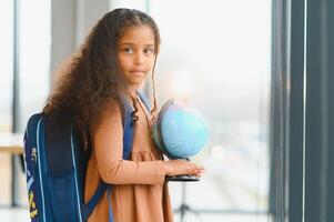 ritratto di africano americano elementare scuola ragazza nel classe foto