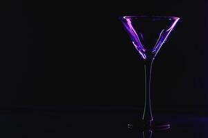 silhouette di Martini bicchiere su nero sfondo foto