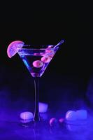 bicchiere di classico asciutto Martini cocktail con olive su buio tavolo contro nero sfondo. con gratuito spazio per il tuo testo foto