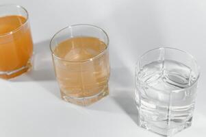 filtro sistema per acqua trattamento con bicchieri di pulito e sporco acqua su luminosa sfondo foto