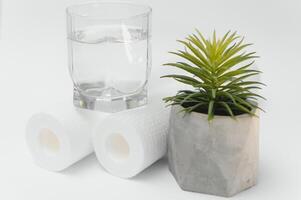 un' bicchiere di bevanda acqua e filtro cartucce a bianca sfondo foto