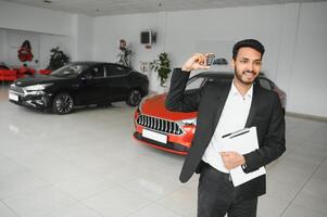 indiano allegro auto venditore a showroom. foto