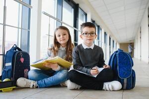 scuola bambini nel uniforme insieme nel corridoio. concezione di formazione scolastica foto