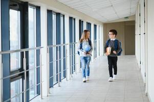 scolaro con cartella e libri nel il scuola. formazione scolastica concetto. indietro per scuola. schoolkid andando per classe. elegante ragazzo con zaino. ragazzo pronto per studia. foto