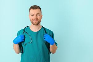 ritratto di un' sorridente medico su un' blu sfondo. assistenza sanitaria concetto. foto