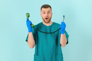 medico con Telefono su un' blu sfondo. medico chiamata concetto foto