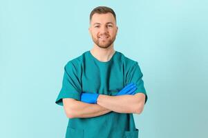 ritratto di un' sorridente medico su un' blu sfondo. assistenza sanitaria concetto. foto