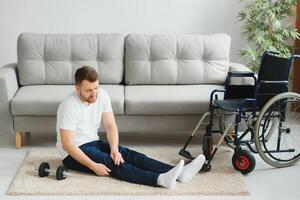 uomo Disabilitato. gli sport per Disabilitato. maschio nel sedia a rotelle con manubri nel mani. uomo con manubri nel mani. padre Disabilitato fare spotting. sport a appartamento. Salute concetto. salutare stile di vita. foto