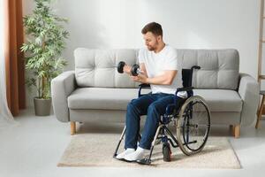 uomo Disabilitato. gli sport per Disabilitato. maschio nel sedia a rotelle con manubri nel mani. uomo con manubri nel mani. padre Disabilitato fare spotting. sport a appartamento. Salute concetto. salutare stile di vita foto