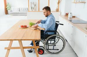 entusiasta Disabilitato uomo avendo un' grande mattina foto