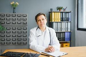 prescrizione di scrittura della dottoressa di mezza età foto