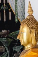 viso di d'oro Budda statua di wat pho monastero a bangkok di Tailandia foto