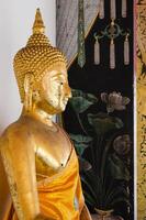 viso di d'oro Budda statua di wat pho monastero a bangkok di Tailandia foto