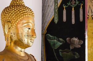 viso di d'oro Budda statua di wat pho monastero a bangkok di Tailandia foto