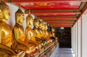 veranda di d'oro Budda statue di wat pho monastero a bangkok di Tailandia foto