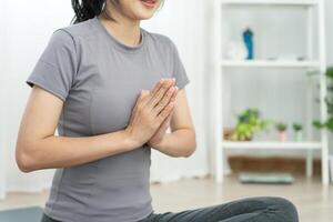 donna praticante meditare nel il camera . asiatico donna fare esercizi nel mattina. equilibrio, ricreazione, rilassamento, calma, bene Salute, felice, relax, salutare stile di vita, ridurre fatica, tranquillo, calmo, atteggiamento. foto