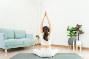sottile donna praticante yoga su camera a condominio o casa. asiatico donna fare esercizi nel mattina. equilibrio, meditazione, rilassamento, calma, bene Salute, felice, relax, salutare stile di vita, dieta, sottile foto