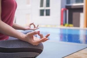 donna praticante meditare nel condominio. asiatico donna fare esercizi nel mattina. equilibrio, ricreazione, rilassamento, calma, bene Salute, felice, relax, salutare stile di vita, ridurre fatica, tranquillo, calmo, atteggiamento. foto