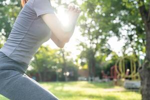 Salute cura femmina esercitare su il parco. asiatico donna fare esercizi nel mattina. equilibrio, ricreazione, rilassamento, calma, bene Salute, felice, relax, salutare stile di vita, ridurre fatica, tranquillo, calmo, atteggiamento. foto