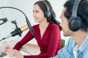 Asia uomo e donna è A proposito di per incoraggiare su un' Radio emittente stazione. bellissimo femmina organizzato il Radio programma. Radio, podcast, vivere fumante, intrattenimento, ascoltare, tecnologia, musica foto