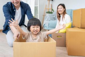 nuovo casa per famiglia. attività insieme durante il vacanze. genitori e bambini siamo avendo attività su vacante volta. fine settimana, godimento, contento famiglia, solidarieta, sentire Buona. mossa casa foto