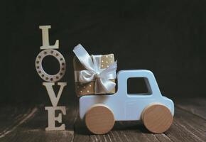 giocattolo auto San Valentino giorno su di legno sfondo foto