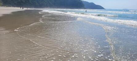 Immagine di mare onde su il nord costa di brasile nel ubatuba itamambuca spiaggia foto