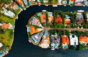 aereo Visualizza di miami fiume in esecuzione attraverso il città. un espansivo aereo prospettiva in mostra il fiume fluente attraverso il vivace paesaggio urbano di miami, Stati Uniti d'America. foto